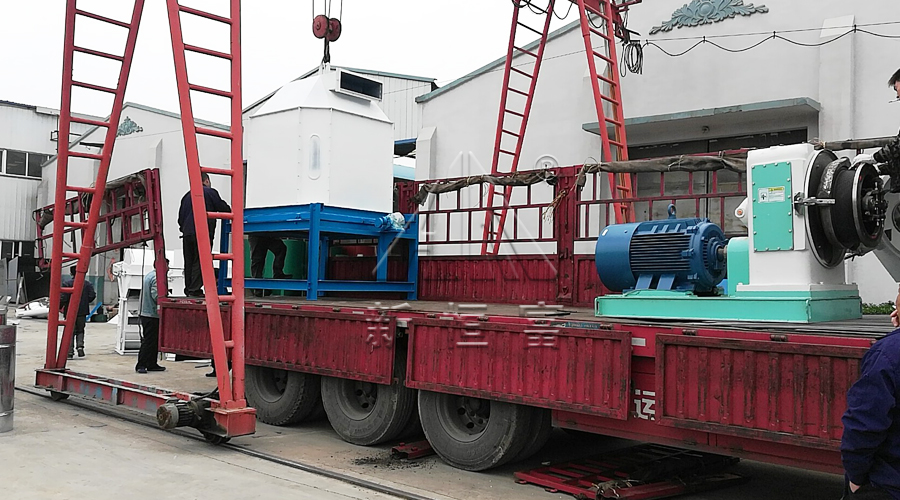 先前（qián）SZLH420禽畜顆粒機組發貨現場