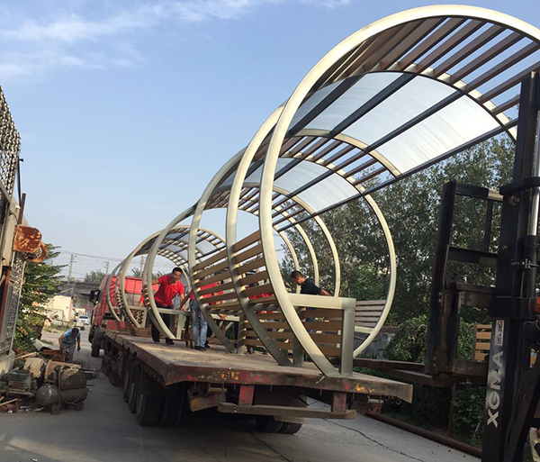 公交候車（chē）亭