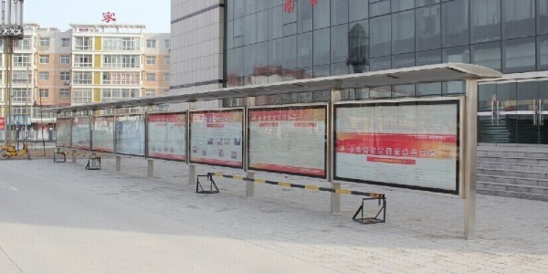 城市（shì）公（gōng）交候（hòu）車亭要“華”，更應（yīng）要“實”